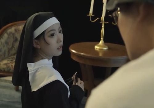 Học trò gặp thầy giáo sau 10 năm, cả hai cùng có hành động bậy bạ tại trường học