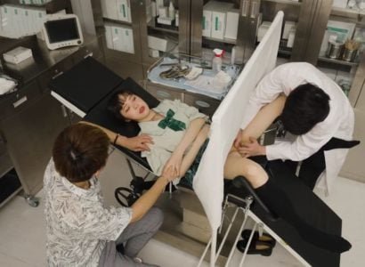 Bác sĩ đụ thẳng bệnh nhân trong phòng khám