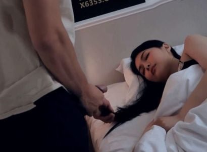 Chàng trai tự sướng bị mẹ kế bắt gặp và có màn 