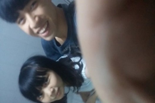 Đồng phục em gái xinh đẹp đang thỏa mãn ở phòng vệ sinh