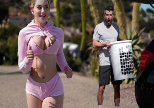 Em gái xinh đến nhà làm phịch cho anh hàng xóm bị đau chân và cái kết