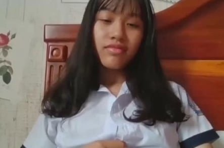 Nữ sinh dâm bắn chịch